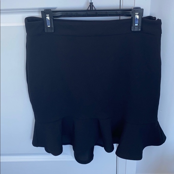 Black ruffle skirt NWT - Picture 3 of 6
